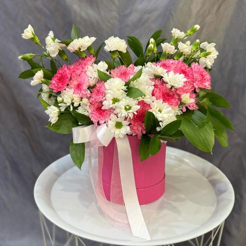 Яркий букет из кустовых хризантем и диантусов (К1723)