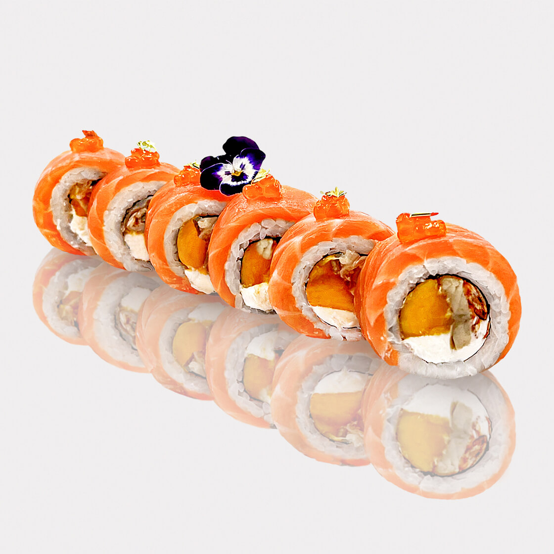 Ролл с сёмгой, угрем, икрой и манго