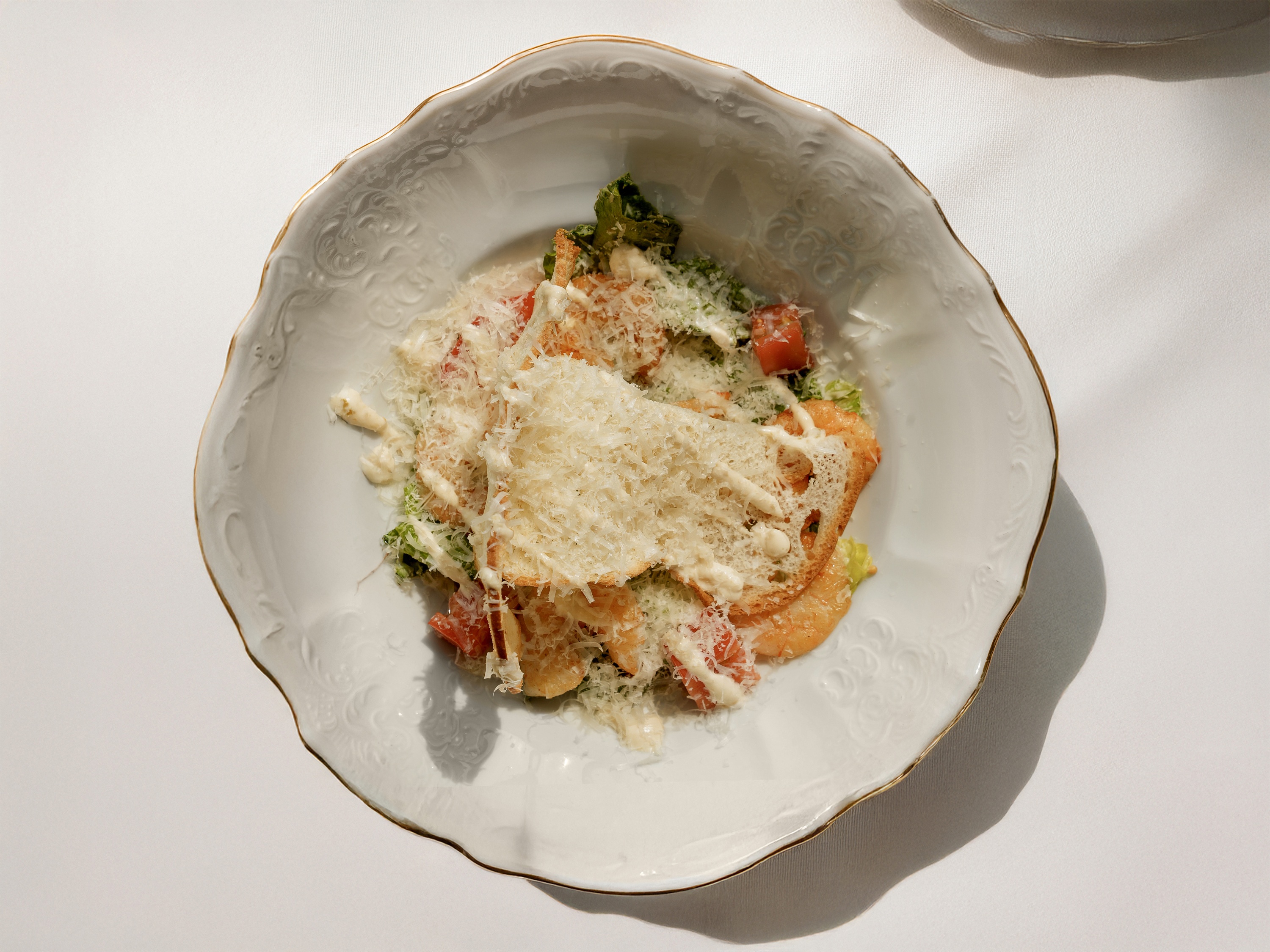 Хрустящий романо с соусом Цезарь, креветками и пармезаном