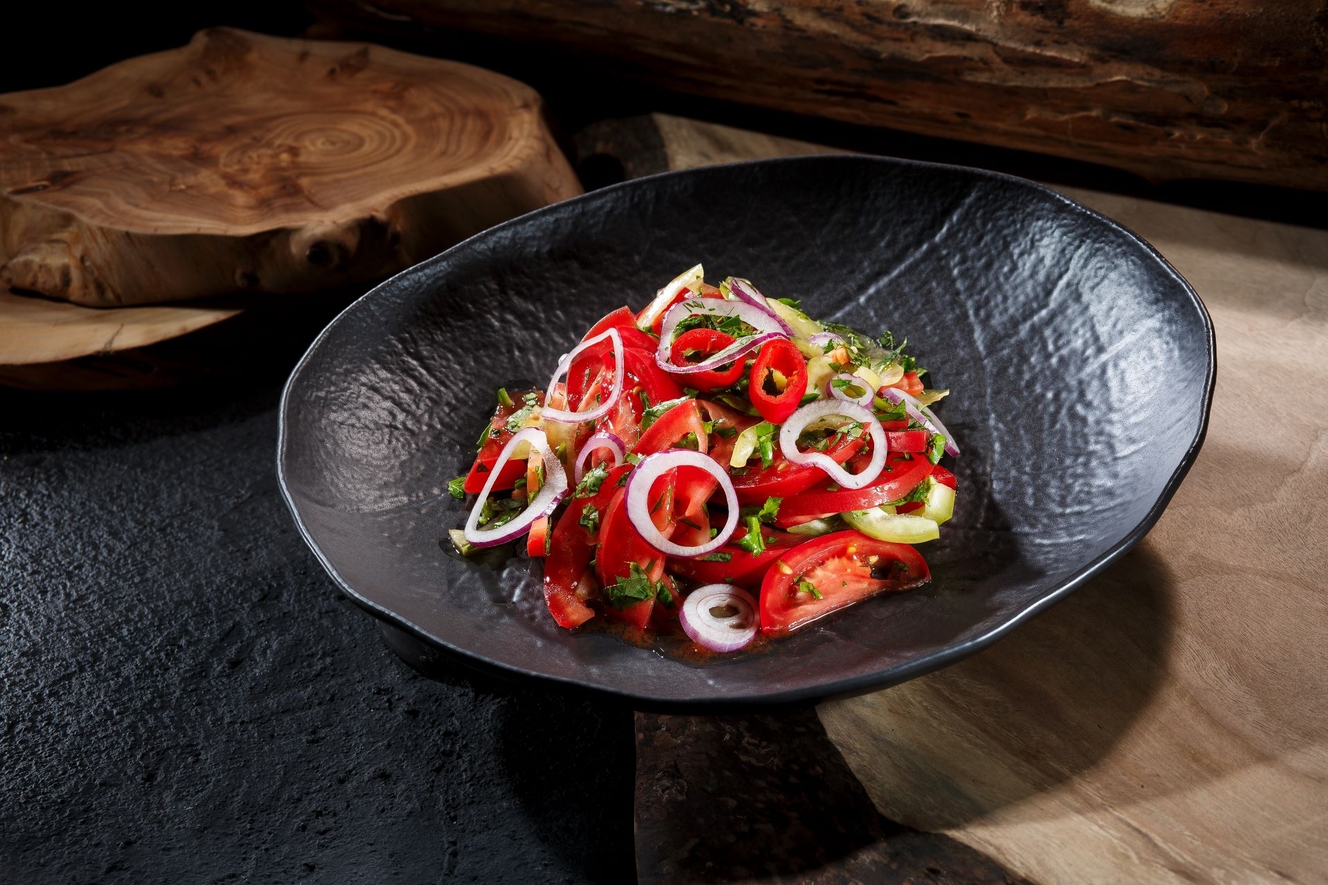 Салат из розовых томатов