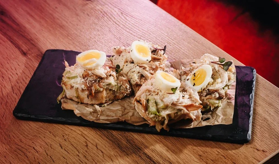 Брускетта с копчёной курицей