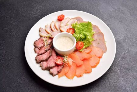 Ассорти мясных деликатесов