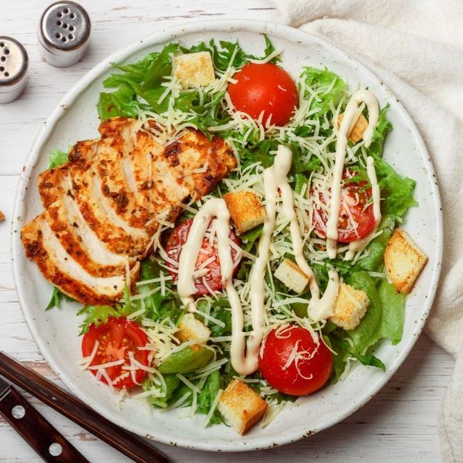 Цезарь с куриной грудкой на гриле