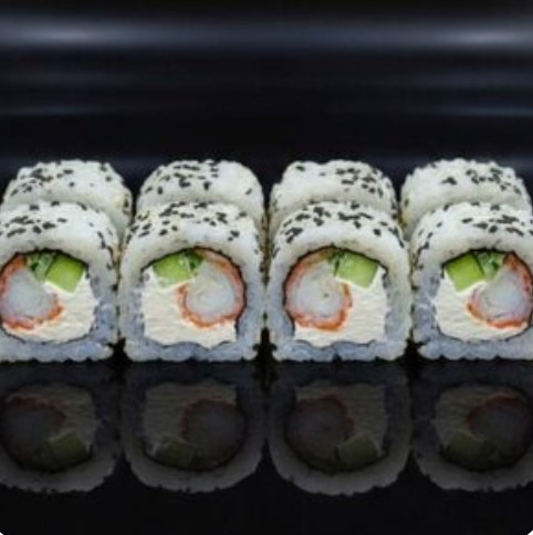 Ролл с кунжутом, креветкой, огурцом и сыром