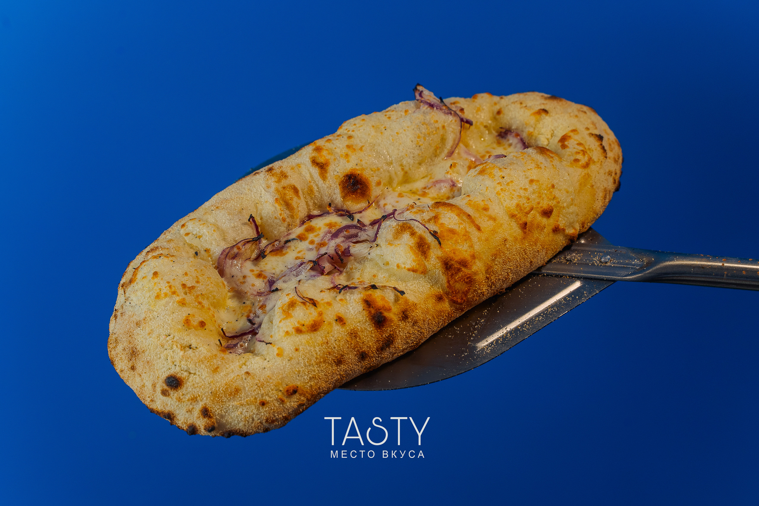 Фокаччо с красным луком и сыром