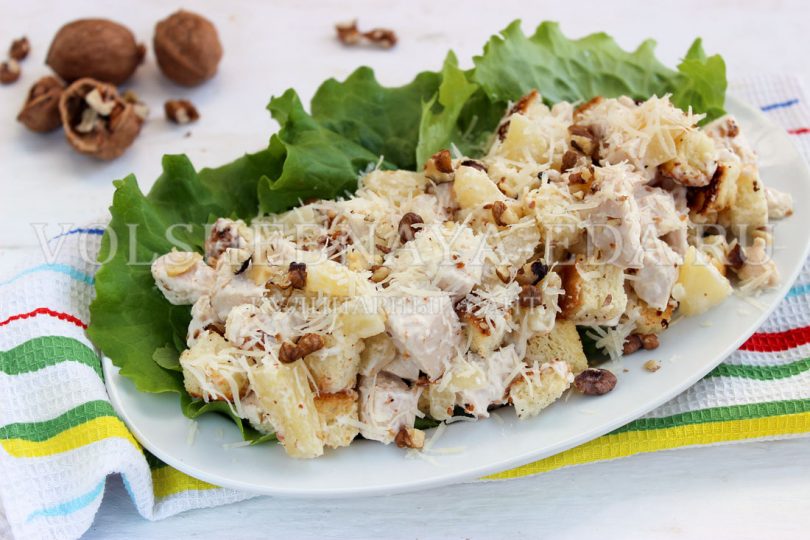 Салат с курицей и ананасом