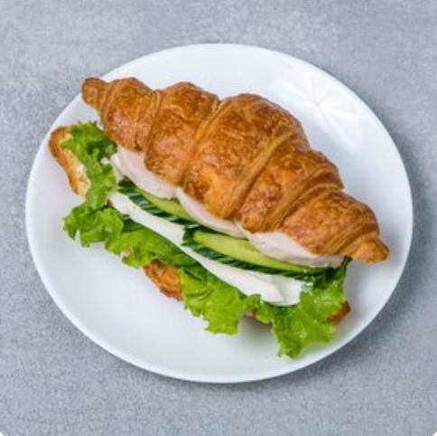 Круассан с курицей и сливочным сыром