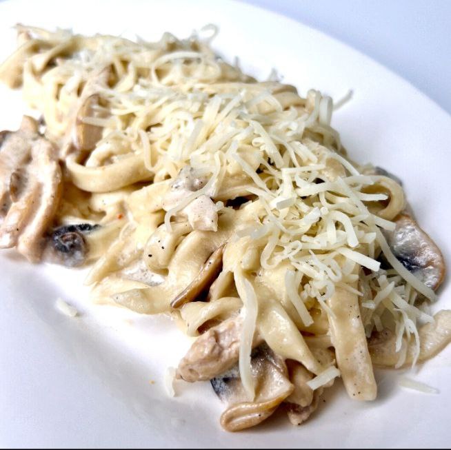 Паста с курицей и шампиньонами