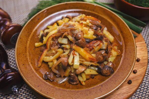 Картофель жареный с шампиньонами