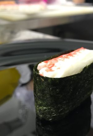 Гункан с крабовым мясом
