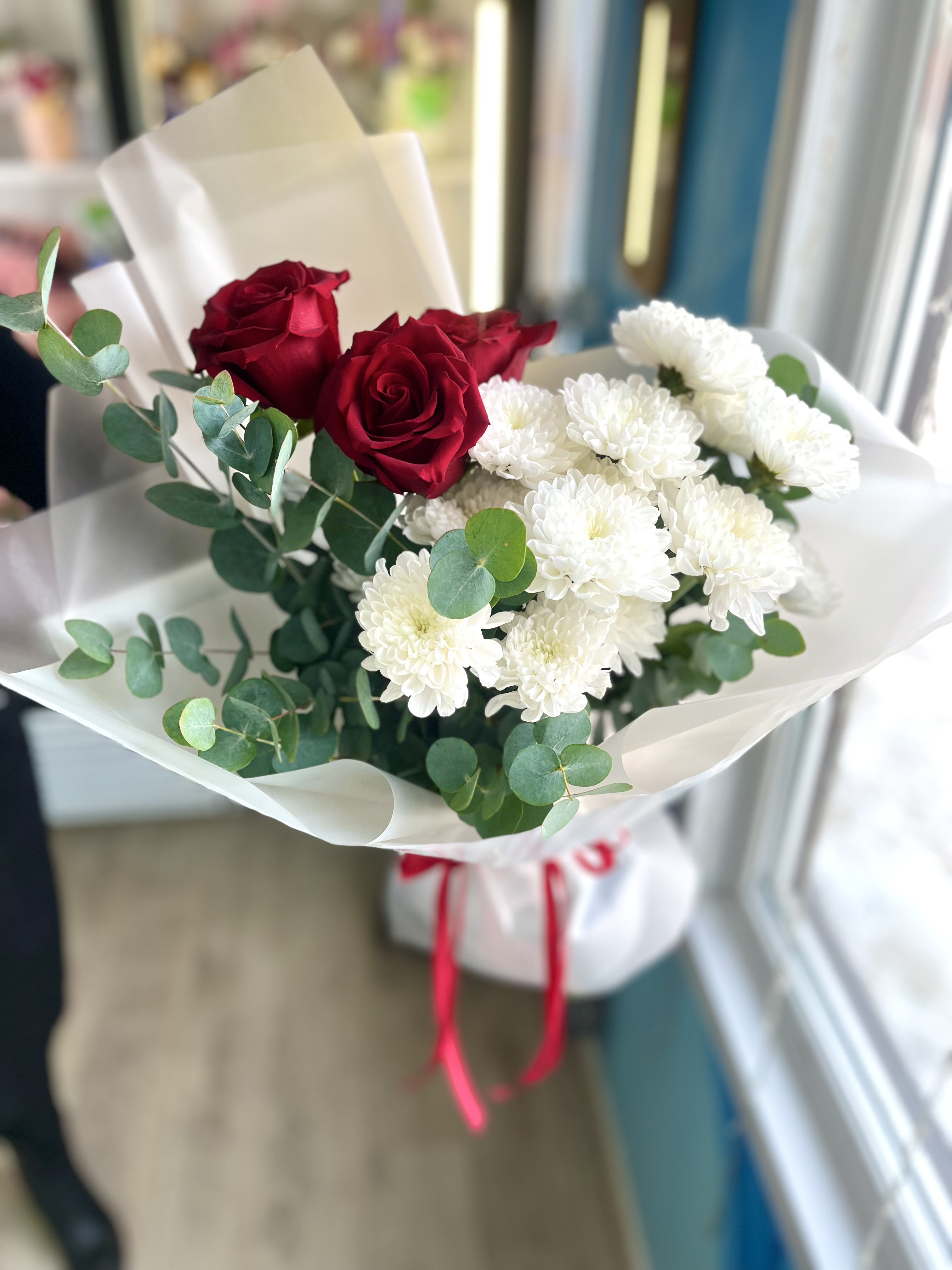 Нежный букет с красной розой