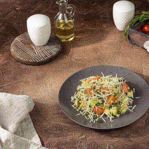 Салат с птитимом и лососем (150г)