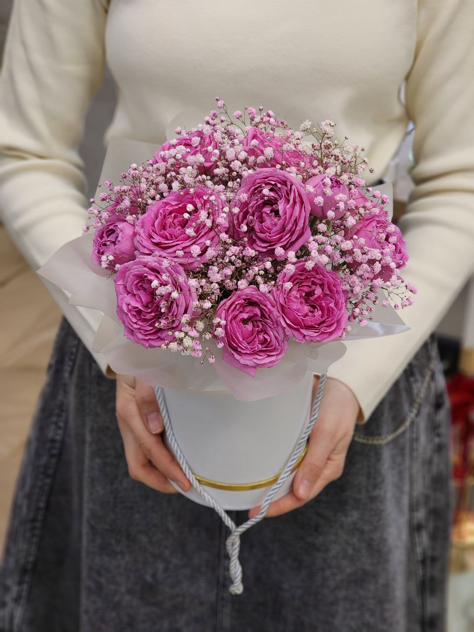  Корзина из джута с кустовыми розами