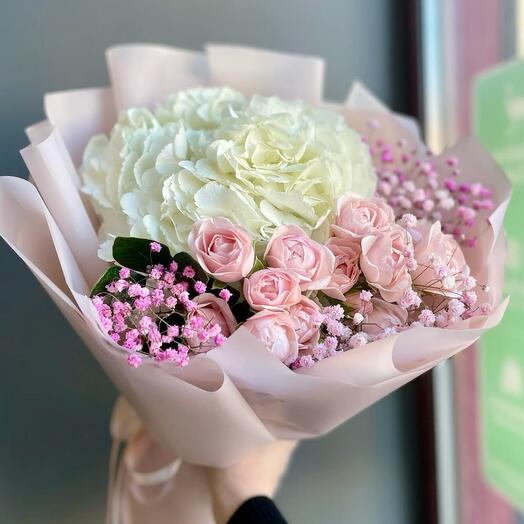 Букет из белой гортензии