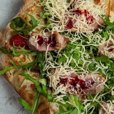 Пицца с утиной грудкой