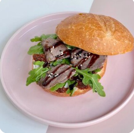 Австрийский завтрак с ростбифом и вялеными томатами