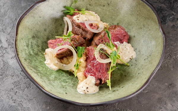 Рваная говядина с печеным картофелем