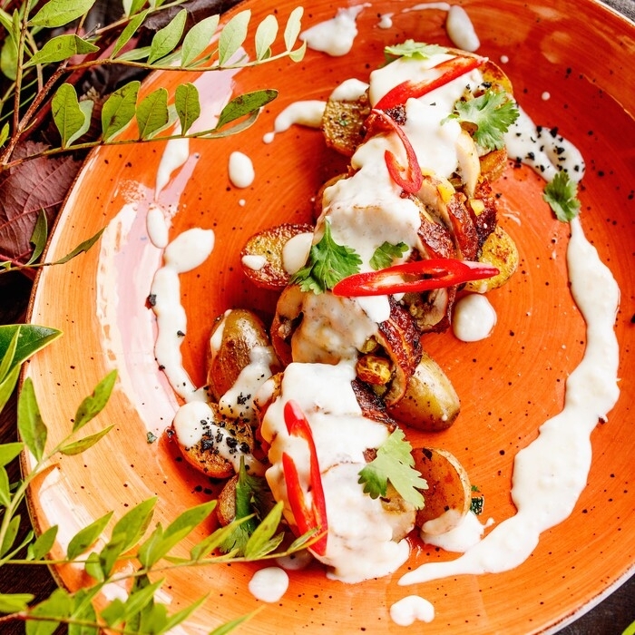 Пряный цыпленок с картофелем и соусом из копченого сыра, 350 гр