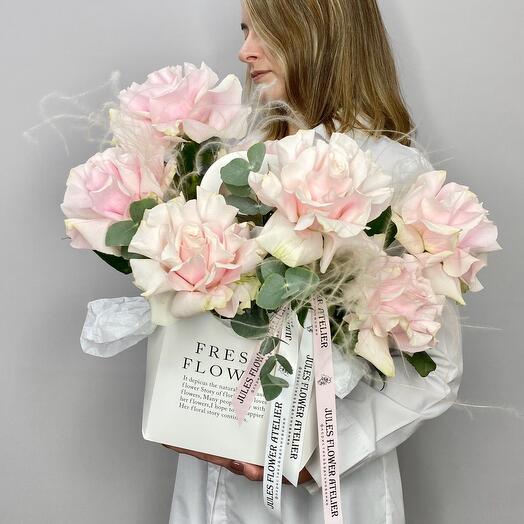 «Зефир» французские розовые розы пинк мондиаль с эвкалиптом в сумке