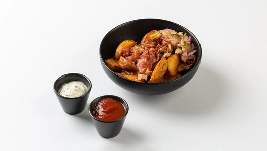 Картофель по-деревенски с мясным фаршем, беконом и маринованными огурцами