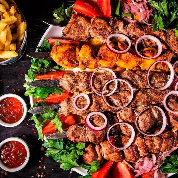 Ассорти из шашлыков с овощами