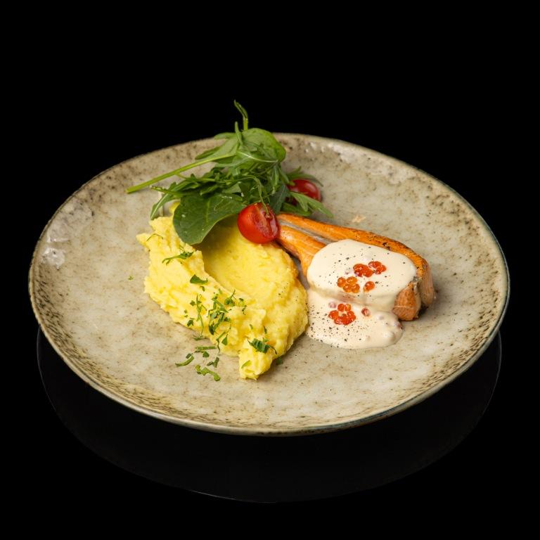 Филе красной рыбы в сливочном соусе