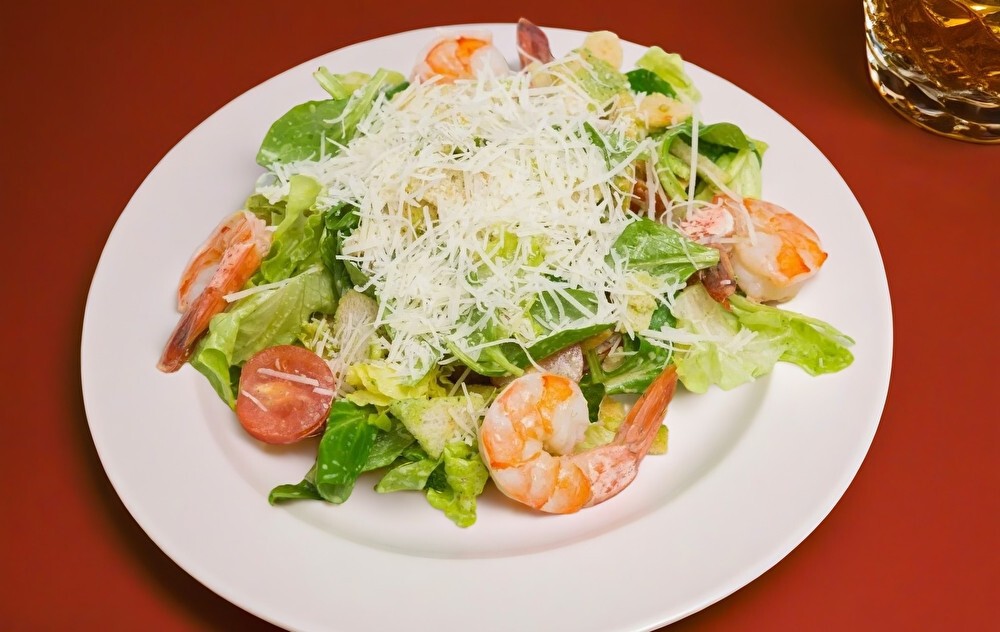 Салат Цезарь с креветками