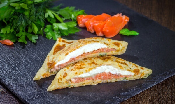Блин с лососем и сливочным сыром