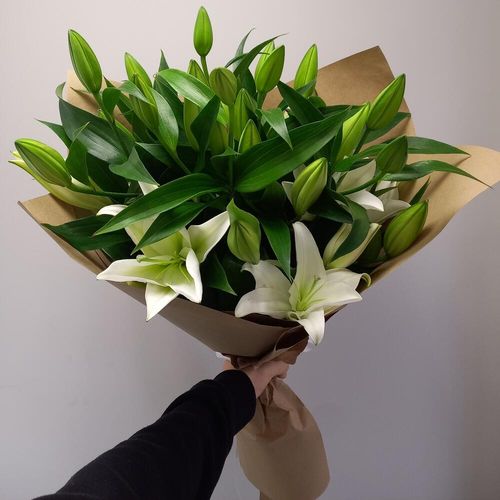 Букет белых лилий в крафтовой упаковке