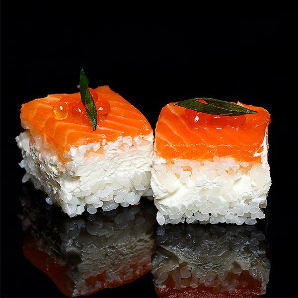 Оши с лососем и красной икрой