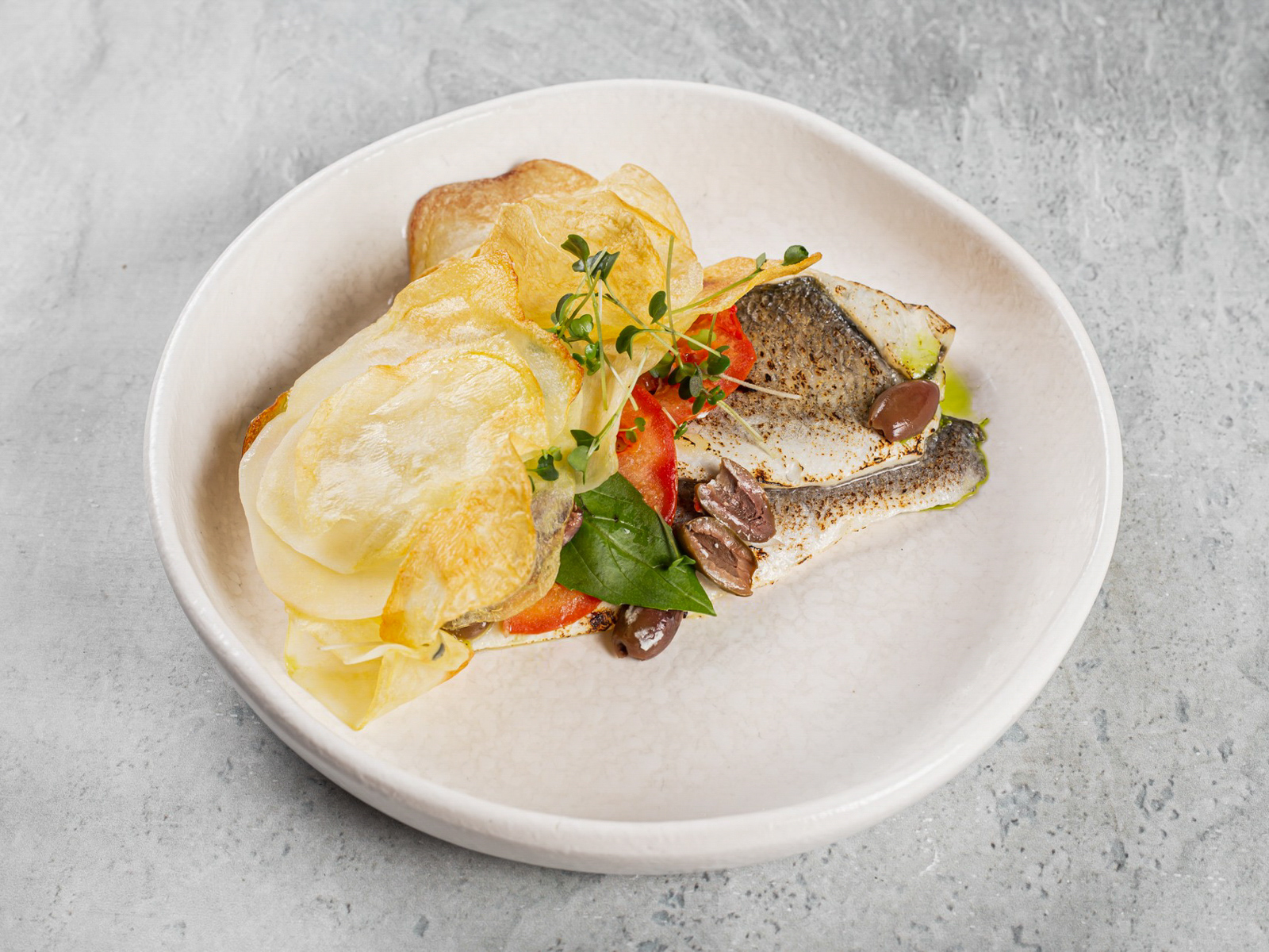 Сибас, запеченный в печи, с таджасскими оливками и картофелем