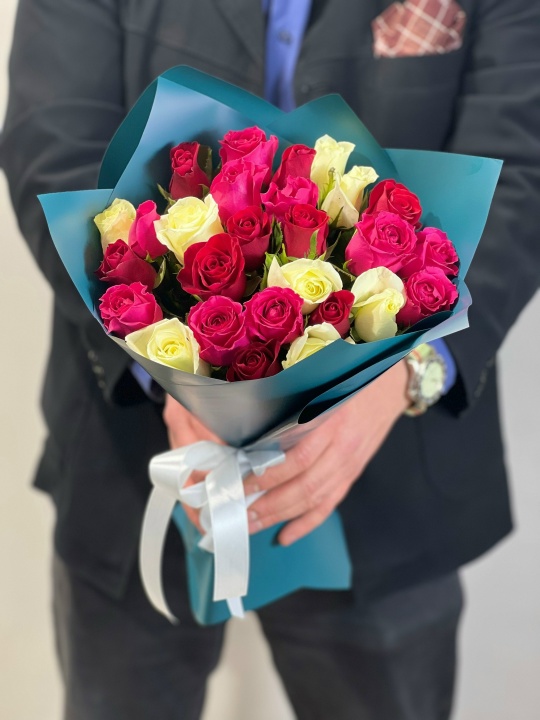 Букет 25 роз Mix (малиновая и белая)