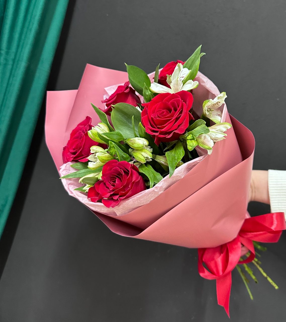 Сборный букет с бордовыми розами и альстромерией