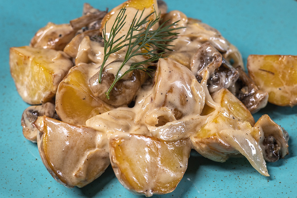 Картофель жареный с грибами и сливками
