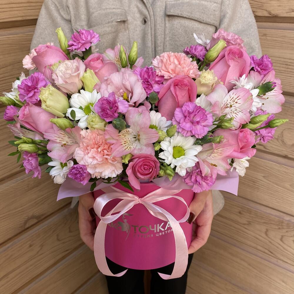 Яркая композиция из роз, эустомы и диантусов