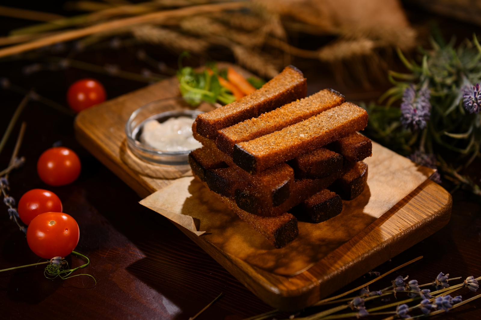 Гренки чесночные с чесночным соусом