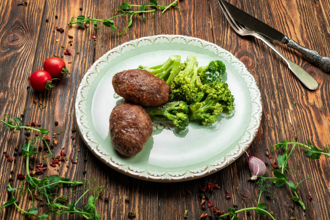 Котлеты из мяса лося с брокколи томленой в сливках