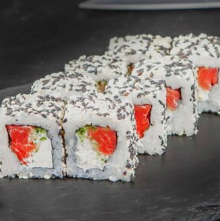 Ролл с extra копченым лососем и сливочным сыром в кунжуте