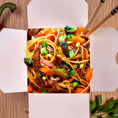 Wok по-гавайски с говядиной и яичной лапшой