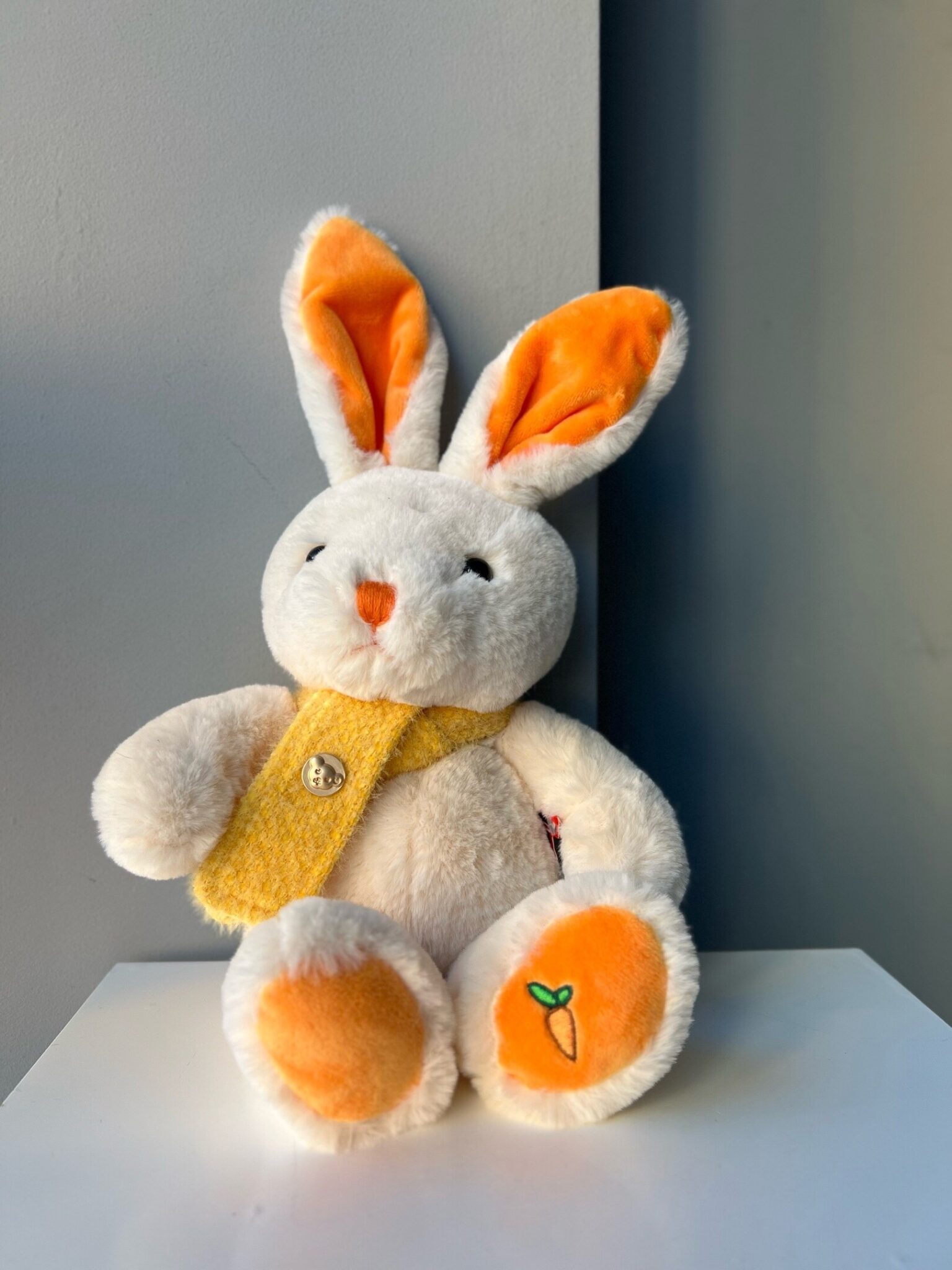 Заяц в вязаном шарфе 2470