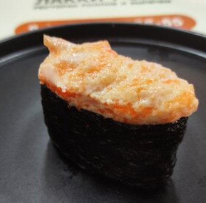 Суши гункан с лососем