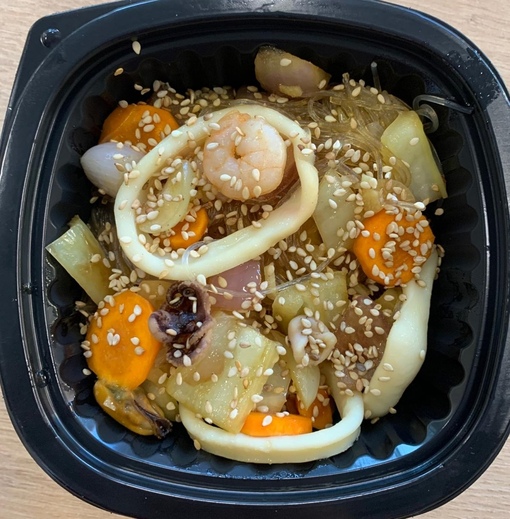 Фунчоза с морепродуктами и овощами