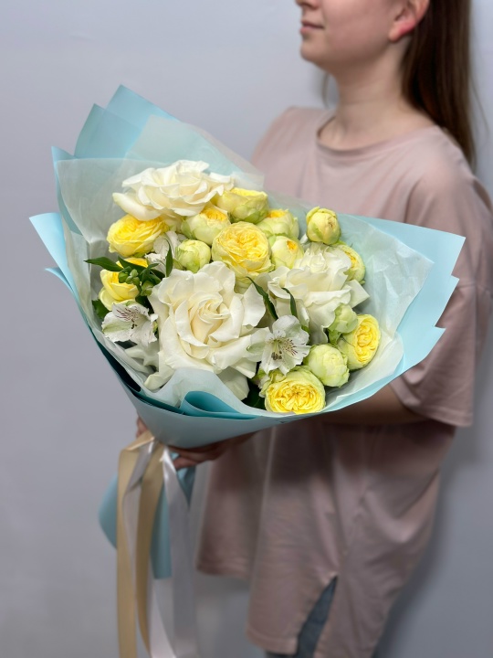 Букет с французскими розами и пионовидной кустовой розой