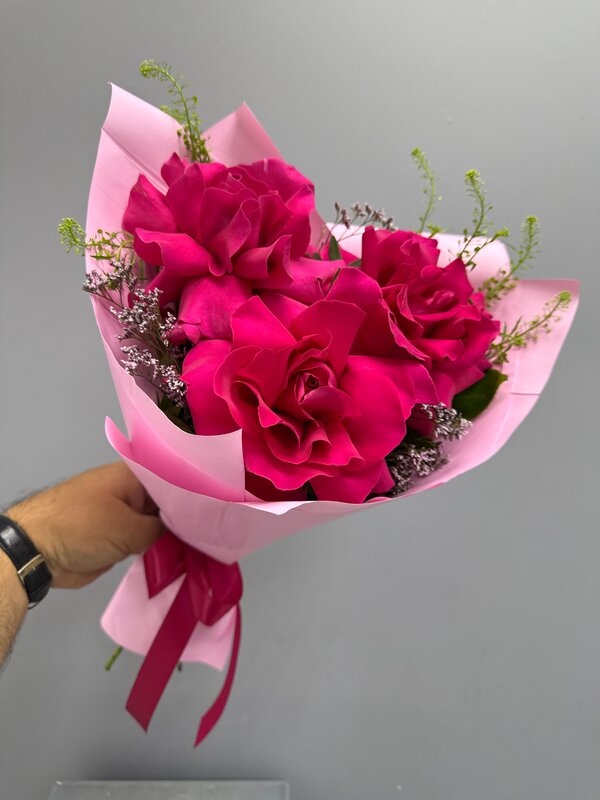 Букет из розовых французских роз с лимониумом и гринбелл