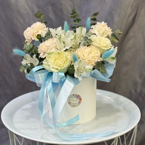 Букет цветов в коробке: розы, диантусы, альстромерии (к0110)