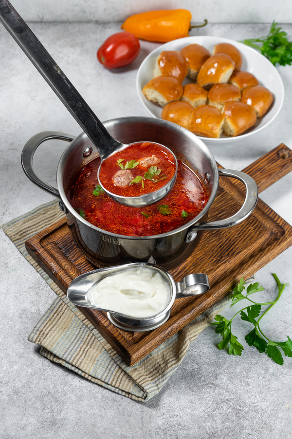 Борщ с фрикадельками и пампушками