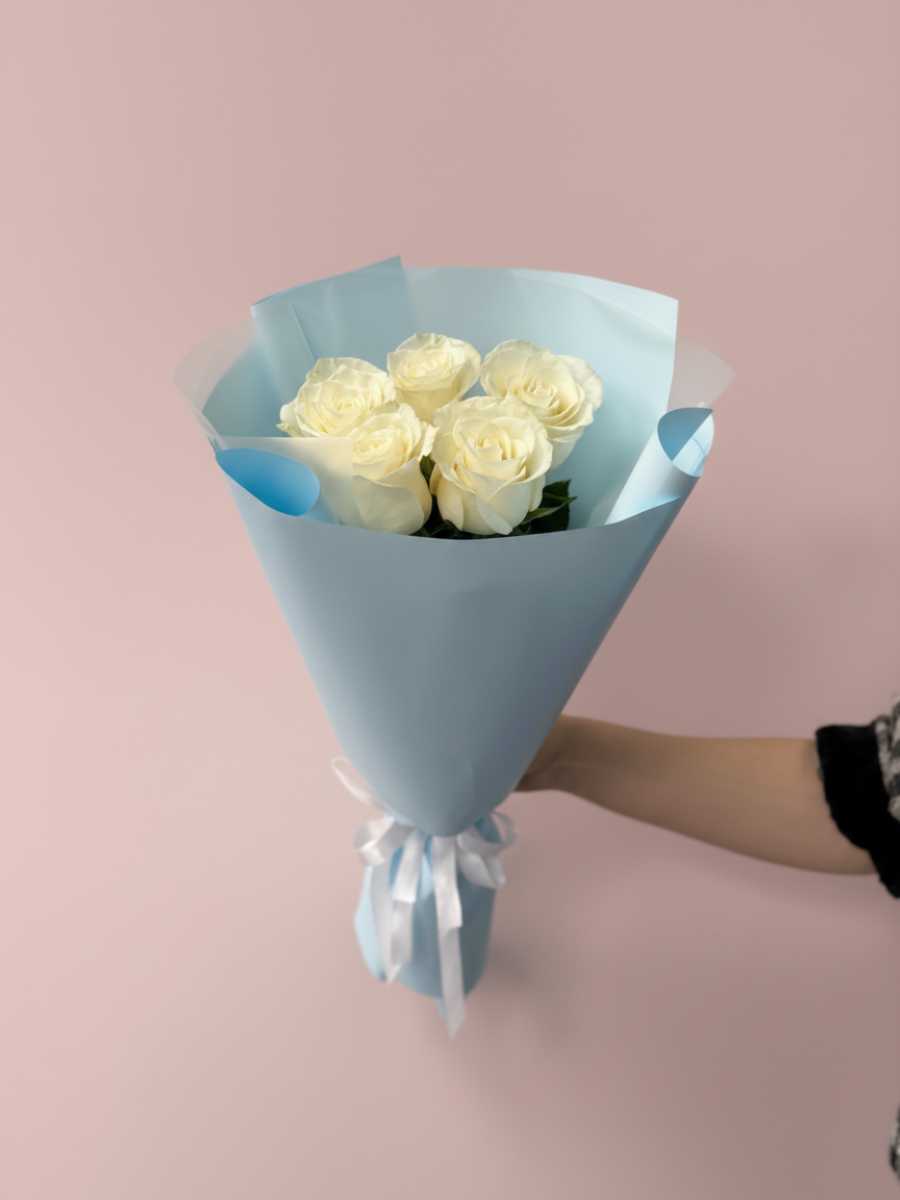 Букет из 5 белых роз в упаковке