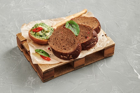 Сало крученое с гренками