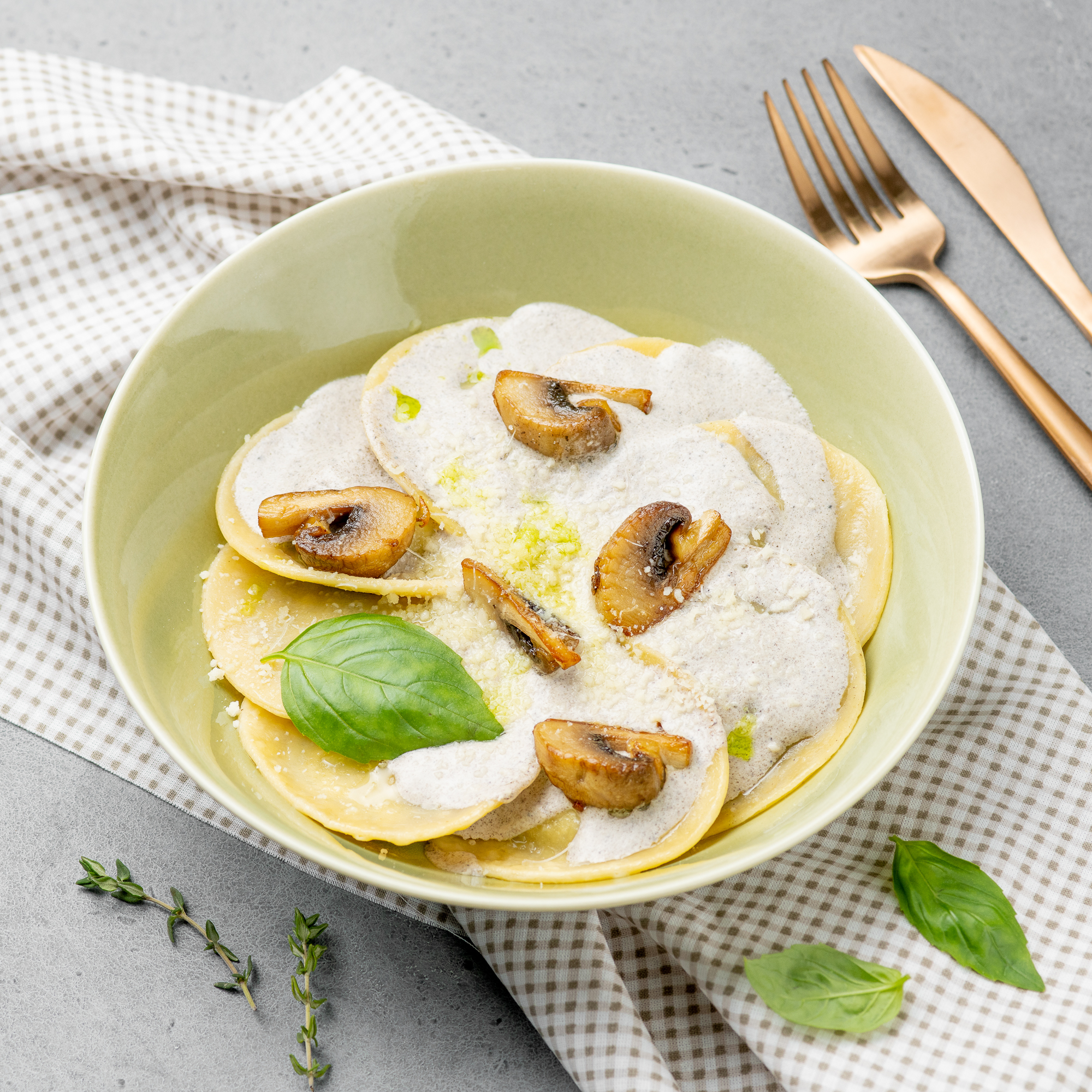 Равиоли с индейкой, грибами и трюфельной пастой