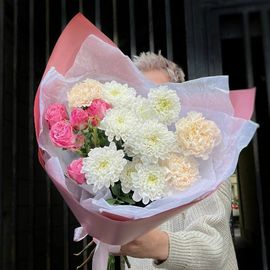 Хризантема с кустовой розой и диантусами